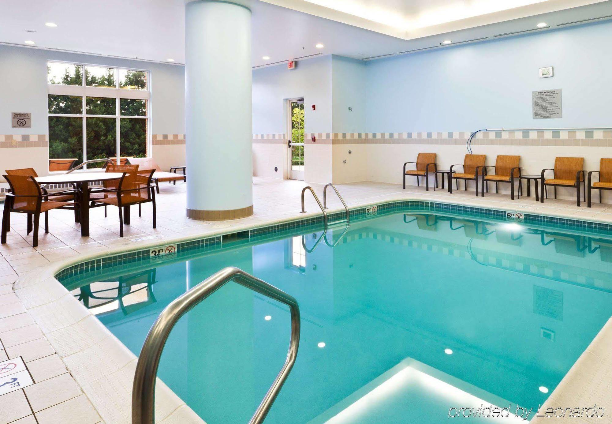 Courtyard Easton Hotel 3*
